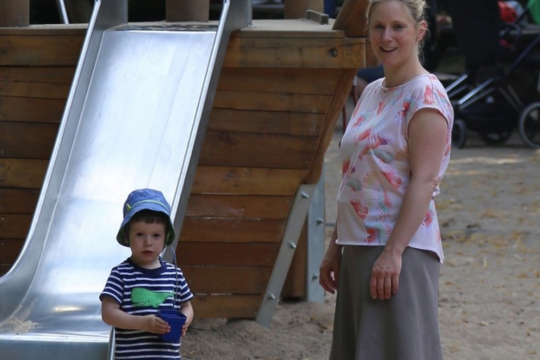 auf dem spielplatz im stadtpark