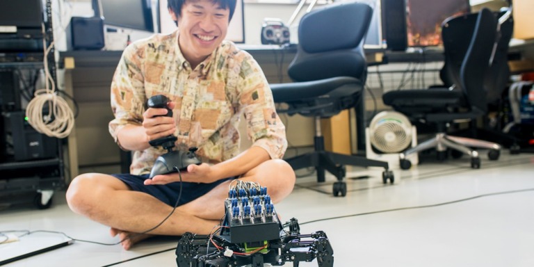 japanischer student mit roboterspinne 100