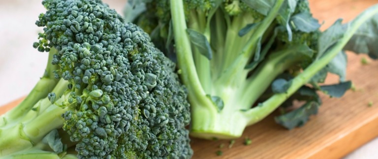 Brokkoli-Strunk: Die Blätter, Stengel sowie den Strunk von Brokkoli kann man einfach mit kleinschneiden und dünsten. Sie schmecken genauso gut wie der Rest. Ratsam ist, den Strunk vorher zu schälen. Dann kann das gesunde Brokkoli-Gemüse nach Belieben zubereitet werden.