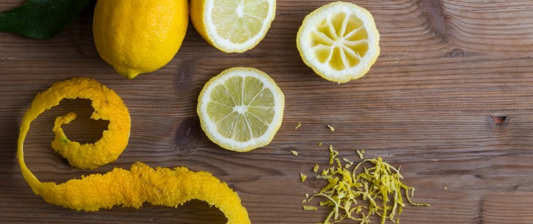Orangen- und Zitronenschalen: Ähnlich können auch Orangen- und Zitronenschalen verarbeitet werden. Diese lassen sich reiben und eignen sich als natürliches Aroma in allerlei Backwaren. Abgeriebene Zitronenschale kann man auch einfrieren, um sie nach Bedarf später zu verwenden. Tipp: Besser nur die Schalen von unbehandeltem Bio-Obst benutzen!
