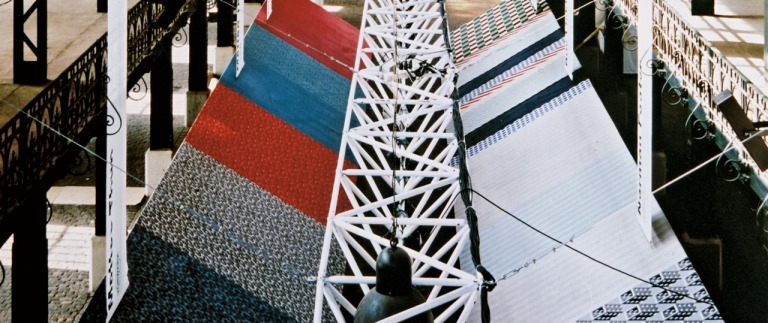 Im Laufe der Jahrzehnte wurden in den Vorwerk Teppichfabriken zahlreiche Muster von Künstlern und Designern umgesetzt. Zu den bekanntesten Namen zählen dabei wohl David Hockney, Gunta Stoelzl, der bereits genannte Klaus Fußmann sowie Jean Nouvel und Roy Lichtenstein.