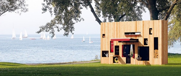 Erst grillen am Freiluftesszimmer, später im geheimen Raum darüber den Blick in den Himmel genießen: Das Gartenhaus Walden überrascht mit der Fusion von Konzepten des Kochens, Wohnens und Verstauens – für das Leben im Freien. (Foto: Moormann GmbH)