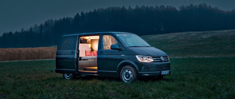 Unter dem Namen „Moormanns neue Holzklasse“ hat der Designer den Innenraum eines VW-Campingbusses entworfen und gestaltet. Außen eher unauffällig...