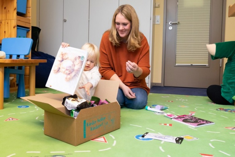 Das Motto „Kinder helfen Kindern“ haben sich in diesem Jahr auch Ina Stroink und ihre Tochter Smilla zu Herzen genommen – und ein Paket für die gleichnamige Aktion des ADRA Deutschland e.V. gepackt. Ihr Paket geht in diesem Jahr an ein 12- bis 17-jähriges Mädchen in Bulgarien.