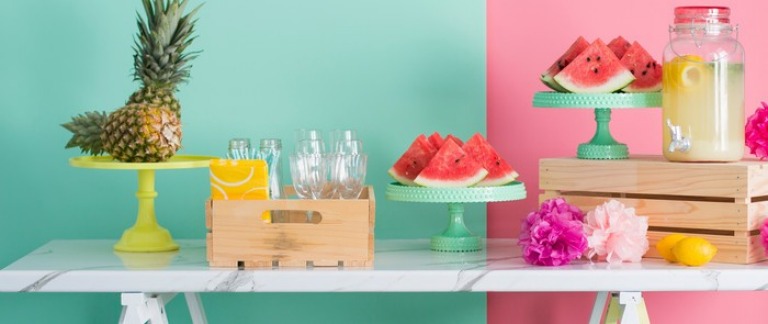 Und auch im Interieur Design findet sich mit dem wieder auflebenden Miami Style ein klarer Bezug auf die Popkultur der 80er und 90er. Das Markenzeichen des aktuellen Trends: Frische Farben werden mit auffälligen Motiven und Deko-Elementen kombiniert – vom pinken Flamingo, über die Wassermelone bis zur Ananas.