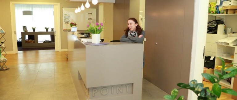 Die quartierseigene Anlaufstelle: Am Service-Point kümmern sich die Mitarbeiter um die verschiedenen Anliegen der Bewohner - fast wie ein Concierge im Hotel. (Foto: Steinbach)