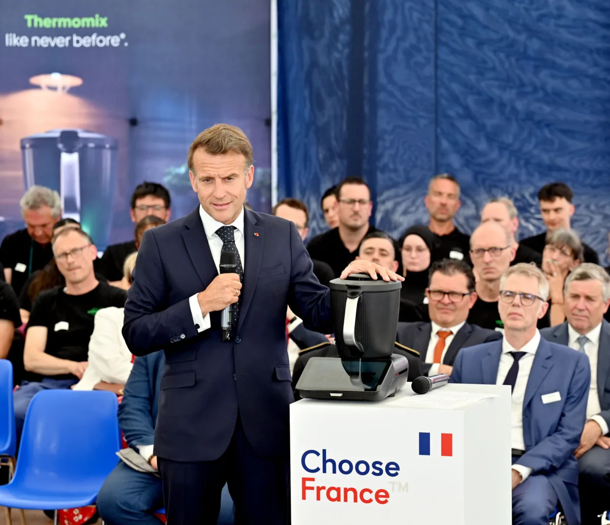 Vorwerk Gruppe Besuch von Präsident Emmanuel Marcon am Produktionsstandort Donnemain-Saint-Mamès in Frankreich
