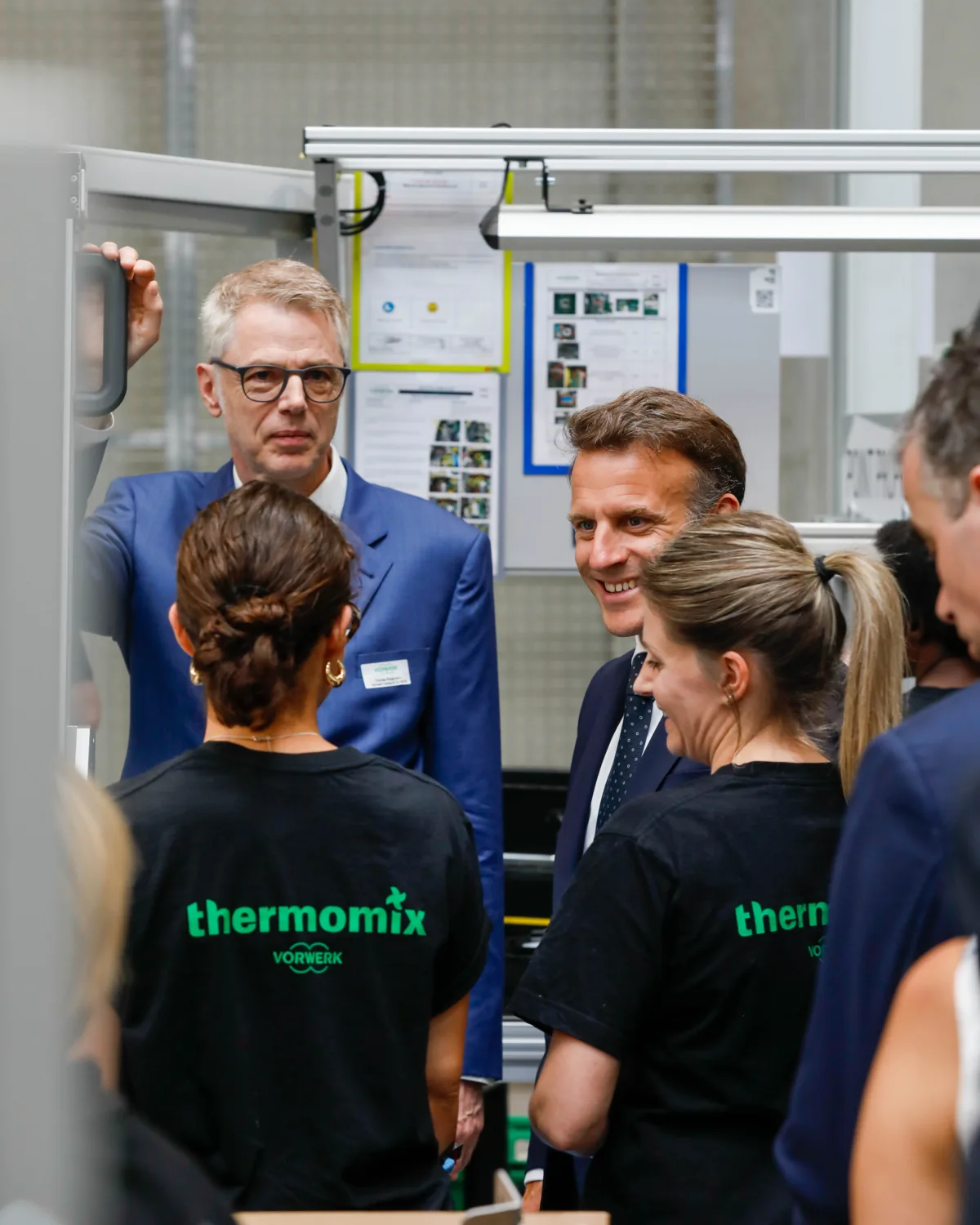 Vorwerk Group: The French President, Emmanuel Macron, during his visit to the Thermomix factory in Donnemain-Saint-Mamès, together with Vorwerk COO Dr Thomas Rodemann