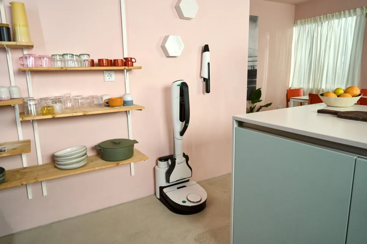 Kobold/Folletto system: Kobold/Folletto VK7 cordless vacuum cleaner with Kobold/Folletto VR7 robot vacuum cleaner, RB7 service station, and Kobold/Folletto VM7